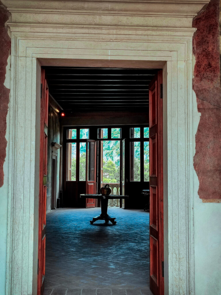 La sala dell'Apocalisse vista dal loggiato.