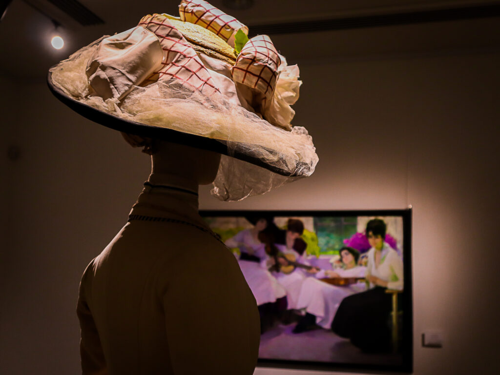 Mostra l'arte dell'eleganza all'APE.