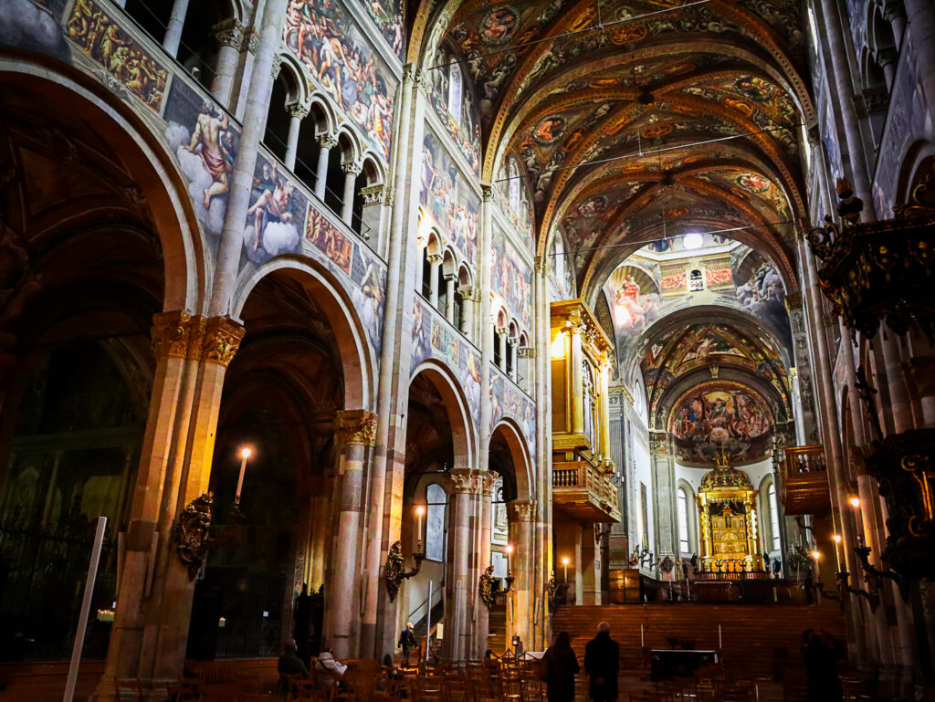 Interno del Duomo di Parma.