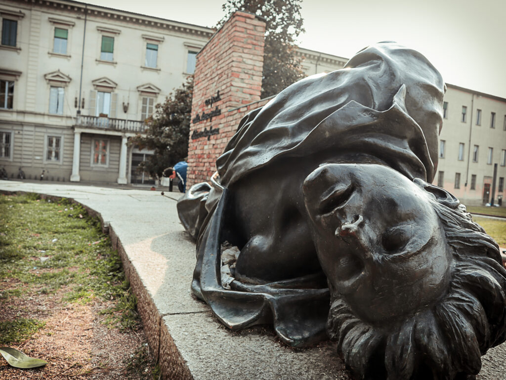 Il Monumento al Partigiano, di fronte il palazzo della Pilotta.